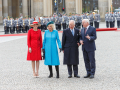 Elke Büdenbender, Königin Gemahlin Camilla, König Charles III. und  Bundespräsident Frank-Walter Steinmeier am Brandenburger Tor