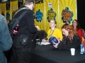 Billie Piper gibt ein Autogramm auf eine T.A.R.D.I.S