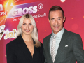 Lena Gercke, Fernsehmoderatorin und Model mit Kai Pflaume, Moderator -  Aufzeichnung, Klein gegen Groß - Das unglaubliche Duell, Sendung 31.10.26 - Fototermin „Klein gegen Groß - Das unglaubliche Duell“ - Die 15-Jahre-Jubiläumsshow, Studio Berlin Adlershof - Studio H, Berlin, 18.10.26