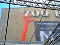 Feature Windgestalten auf dem Dach des Kino Zoo Palast (diese Figuren kommen im Film vor) über dem blauen Teppich