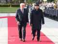 Bundespräsident Frank-Walter Steinmeier und S.E. Asif Ali Zardari nehmen die militärischen Ehren ab. -  Begrüßung des Präsidenten der Islamischen Republik Pakistan, S.E. Asif Ali Zardari, mit militärischen Ehren