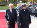 Bundespräsident Frank-Walter Steinmeier und S.E. Asif Ali Zardari nehmen die militärischen Ehren ab. -  Begrüßung des Präsidenten der Islamischen Republik Pakistan, S.E. Asif Ali Zardari, mit militärischen Ehren
