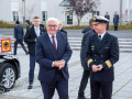 Ankunft Bundespräsident Frank-Walter Steinmeier, Gespräch mit Flottillenadmiral Axel Ristau, Unterabteilungsleiter IV (bzw. SK IV) im Bundesministerium der Verteidigung (BMVg) -  Begrüßung des Präsidenten der Islamischen Republik Pakistan, S.E. Asif Ali Zardari, mit militärischen Ehren