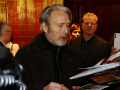Mads Mikkelsen gibt Autogramme -  Berlin-Premiere Therapie für Wikinger