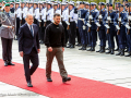 Bundeskanzler Olaf Scholz und Wolodymyr Selensky, Präsident der Ukraine  beim Abschreiten der Ehrenformation -  Besuch des Präsidenten der Ukraine, Wolodymyr Selensky in der Bundesrepublik Deutschland