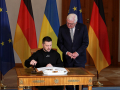 Wolodymyr Selensky, Präsident der Ukraine und Frank-Walter Steinmeier ( Bundespräsident ), Eintrag ins Gästebuch -  Besuch des Präsidenten der Ukraine, Wolodymyr Selensky in der Bundesrepublik Deutschland