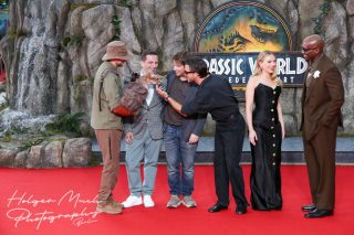 Tierpfleger mit Babydino, Gareth Edwards, Jonathan Bailey, Scarlett Johansson, Mahershala Ali Tierpfleger mit Babydino, Gareth Edwards, Jonathan Bailey, Scarlett Johansson, Mahershala Ali