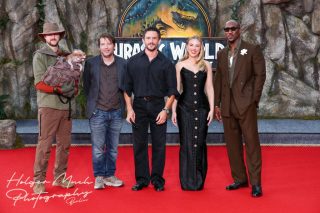 Tierpfleger mit Babydino, Gareth Edwards, Jonathan Bailey, Scarlett Johansson, Mahershala Ali Tierpfleger mit Babydino, Gareth Edwards, Jonathan Bailey, Scarlett Johansson, Mahershala Ali