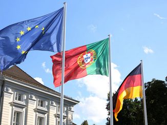 Flaggen der EUR, Portugal und Deutschland vor dem Schloss Bellevue - Quelle: Holger Much