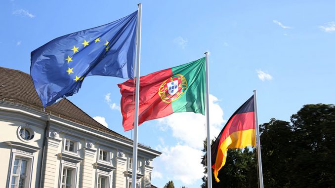 Buergerfest_TITEL Flaggen der EU, Portugal und Deutschland vor dem Schloss Bellevue - Quelle: Holger Much