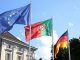 Flaggen der EU, Portugal und Deutschland vor dem Schloss Bellevue - Quelle: Holger Much