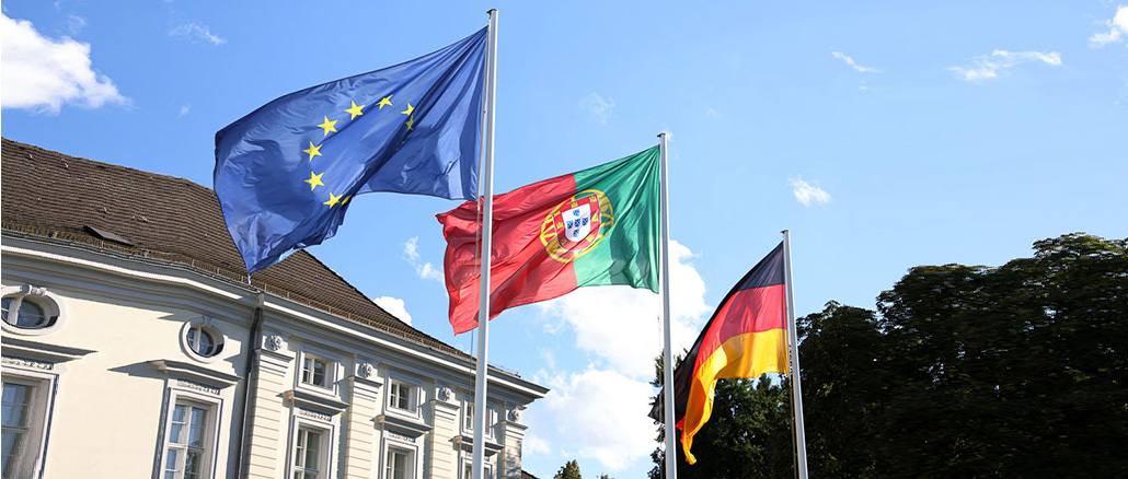 Flaggen der EU, Portugal und Deutschland vor dem Schloss Bellevue - Quelle: Holger Much