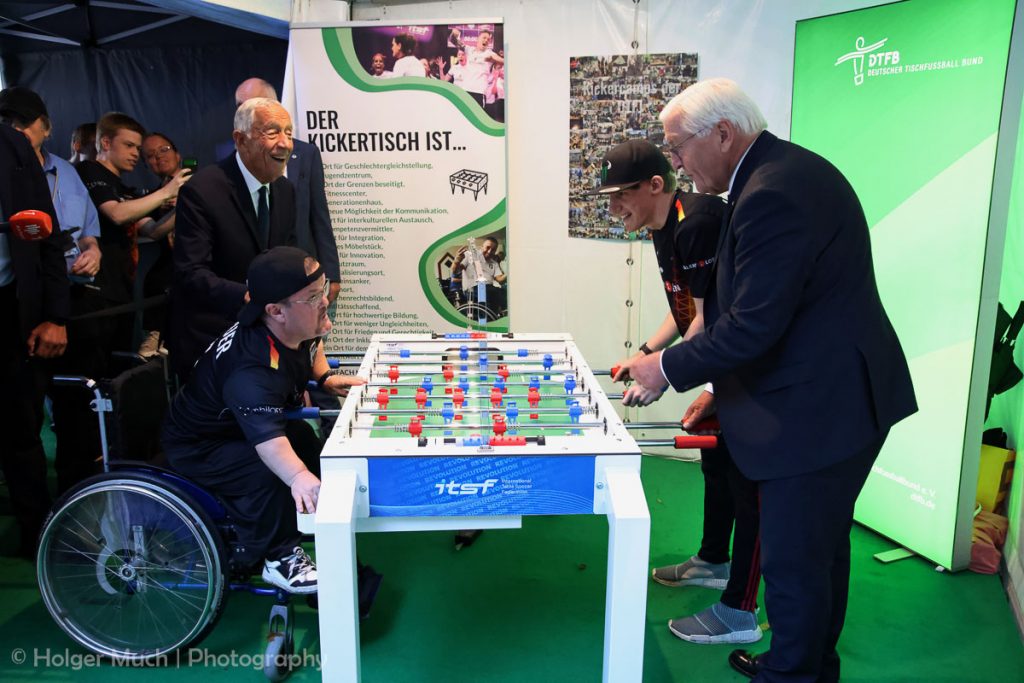 Deutscher Tischfußball Bund: S.E. Marcelo Rebelo de Sousa Präsident der Portugiesischen Republik mit Volker Bauer und David Hansen mit Bundespräsident Frank-Walter Steinmeier Q: Holger Much