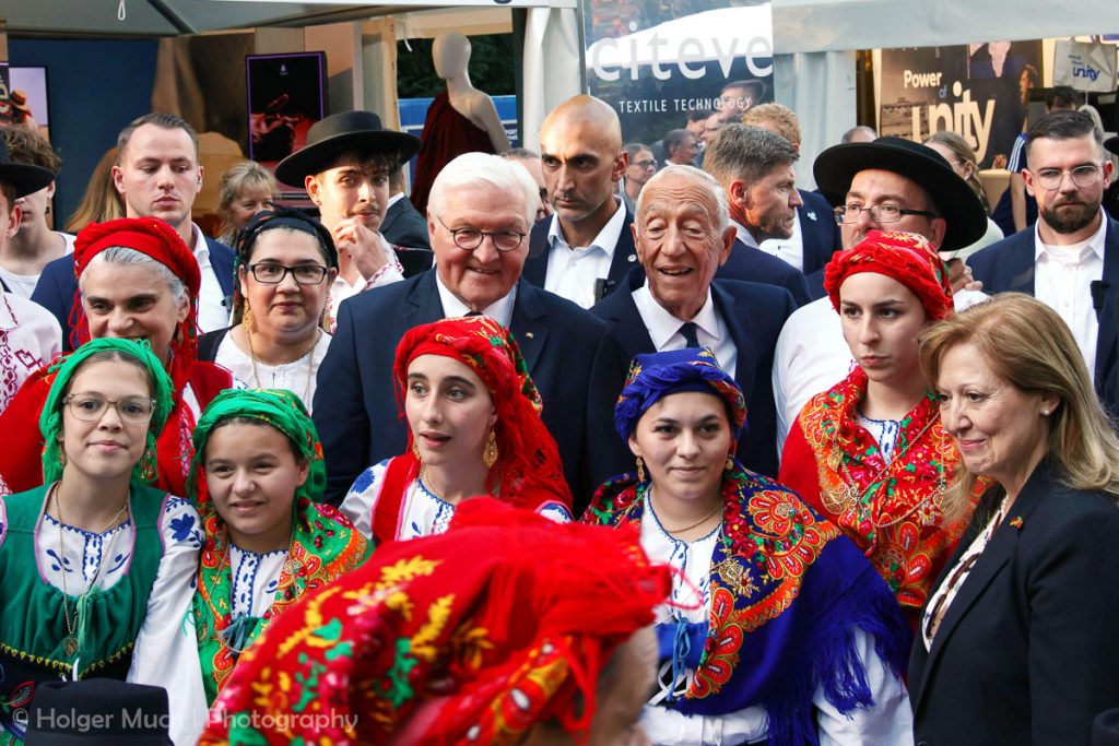 Bundespräsident Frank-Walter Steinmeier und S.E. Marcelo Rebelo de Sousa Präsident der Portugiesischen Republik mit portugiesischen Tänzern - Q: Holger Much