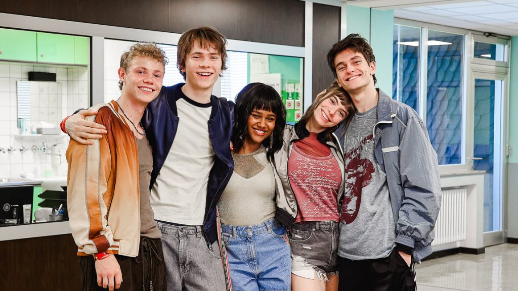 Club  der  roten  Bänder  Die  neue  Generation:  V.l.:  Philipp  (Jona  Levin  Nicolai),  Yannik  (Yoran  Leicher),  Nora  (Mariama  Jobe),  Charlie  (Greta  Krämer)  und  Elias  (Voicu  Dumitras).  -  Quelle:  RTL+
