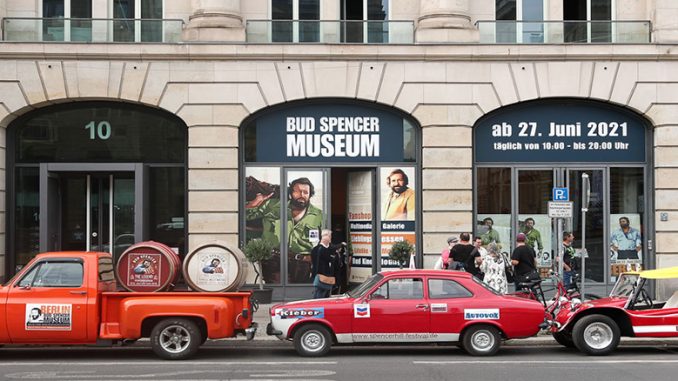 Museum Außenansicht am Tag der Eröffnung [C] Holger Much]