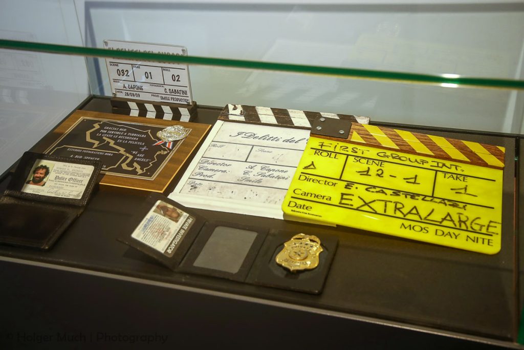 Exponate: Detektivmarke, Filmklappe, Ausweise von Bud Spencer - Pre-Opening des Bud Spencer-Museums Berlin