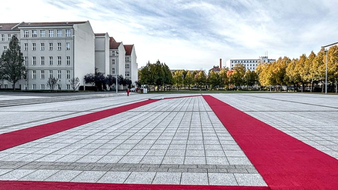 Antrittsplatz mit Rotem Teppich im BMVg [C] Holger Much